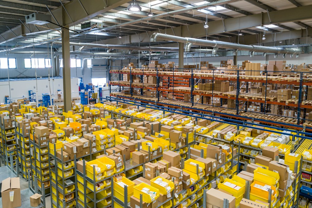 Cargo storage and handling in a warehouse